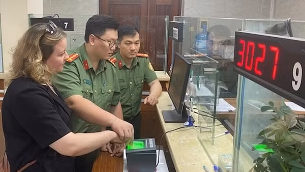 Cao điểm 50 ngày đêm cấp định danh điện tử cho người nước ngoài