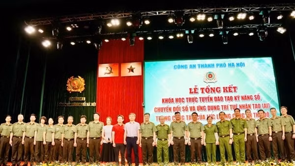 7.588 CBCS Công an Thủ đô hoàn thành khóa học, được công nhận đạt chuẩn về kỹ năng số