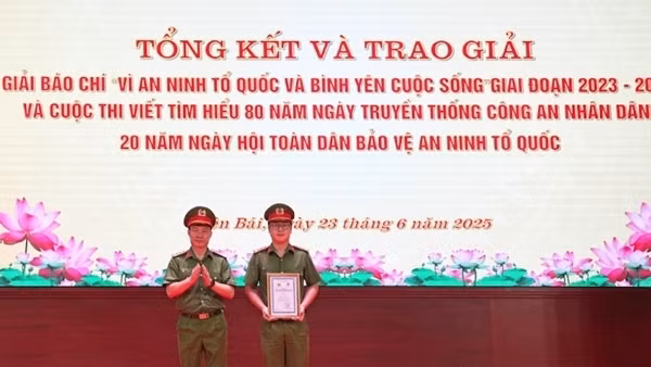 Trao giải Cuộc thi viết tìm hiểu 80 năm Ngày truyền thống CAND