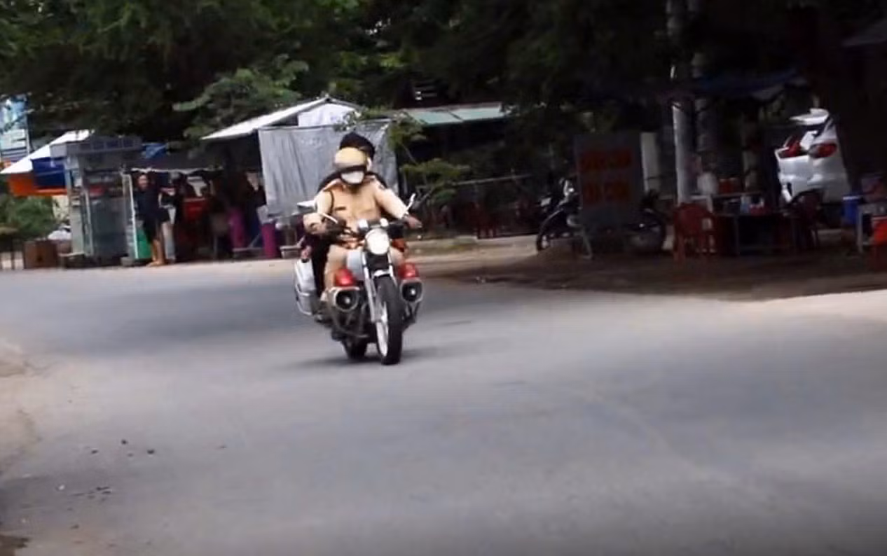  3 thí sinh ngủ quên được Cảnh sát đón đến trường thi bằng xe mô tô đặc chủng -1