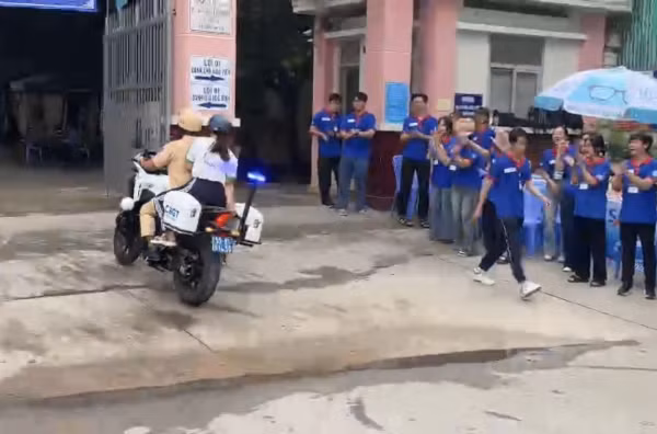 Công an đảm bảo trật tự, giúp đỡ phụ huynh, thí sinh tại các điểm thi -0