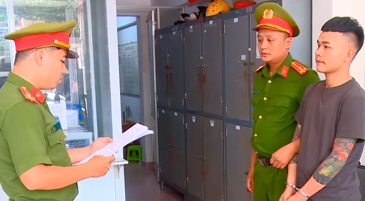  Tạm giữ hình sự nam bệnh nhân tung nắm đâm vào mặt nhân viên y tế tại bệnh viện -0