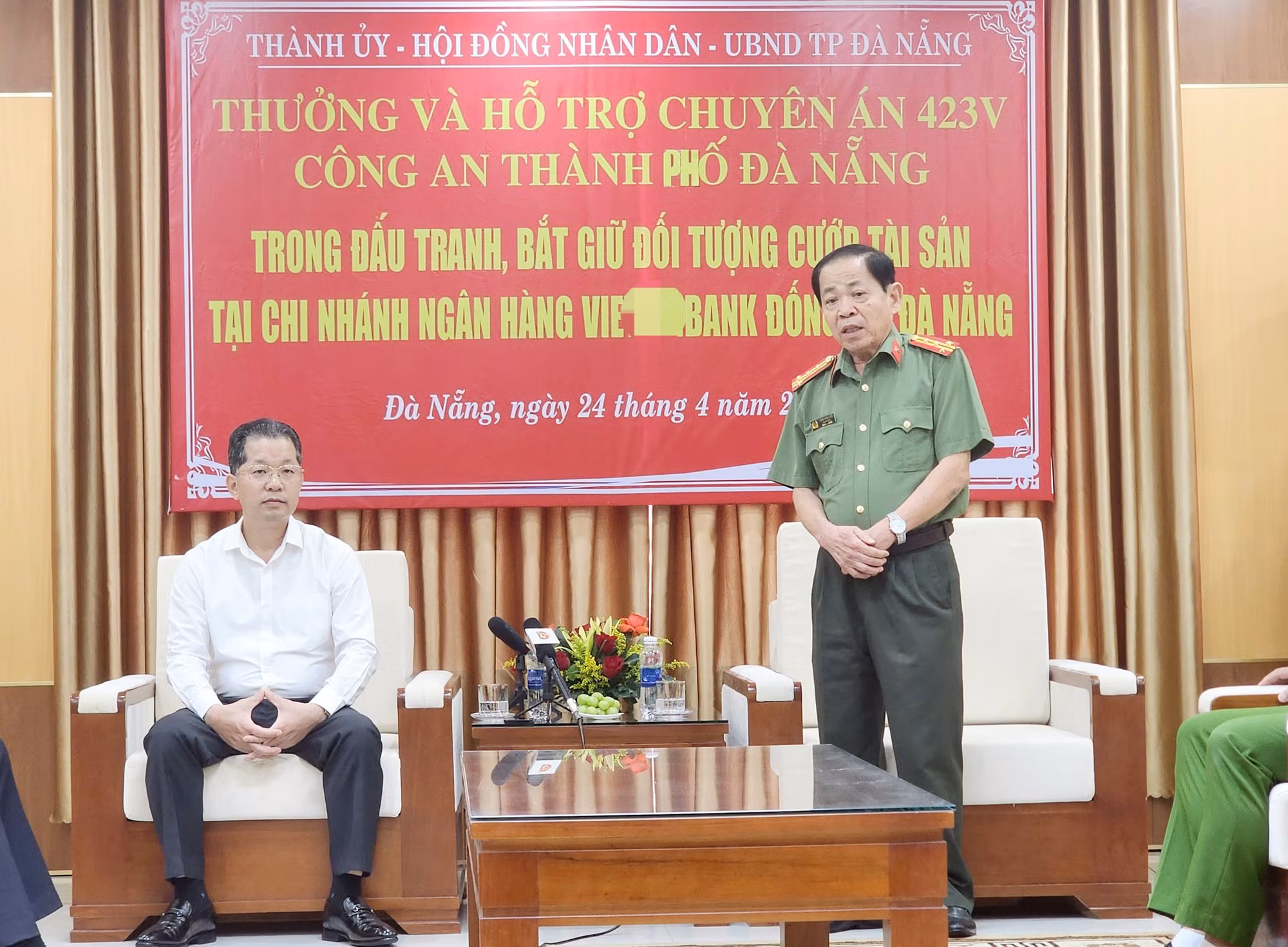 Thưởng “nóng” vụ bắt giữ tên cướp ngân hàng tại Đà Nẵng -0