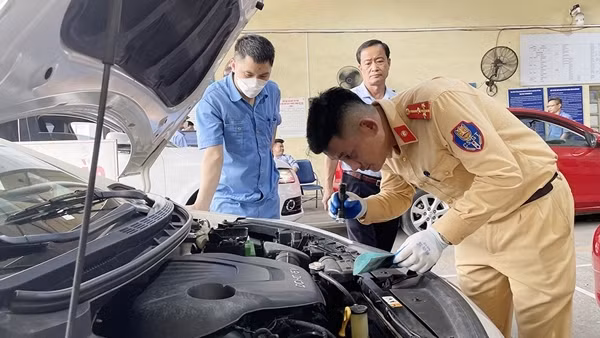 CSGT hỗ trợ đăng kiểm: Giải pháp tình thế, giúp người dân an lòng