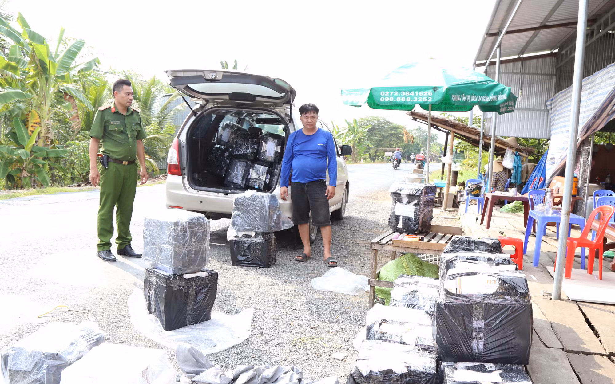 Vận chuyển 12.000 bao thuốc lậu từ Long An về Sóc Trăng thì bị bắt -0