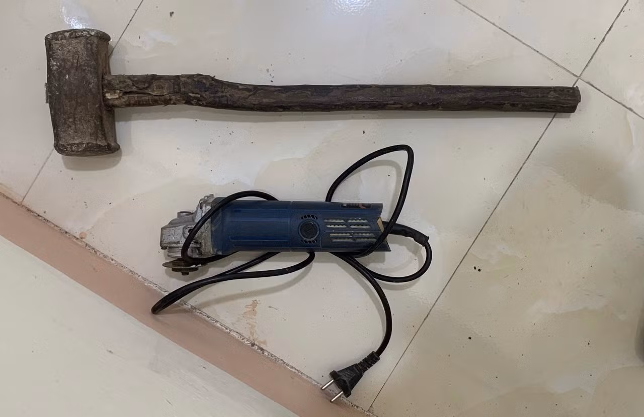 Tóm gọn đối tượng bẻ trộm cột, biển báo giao thông -0