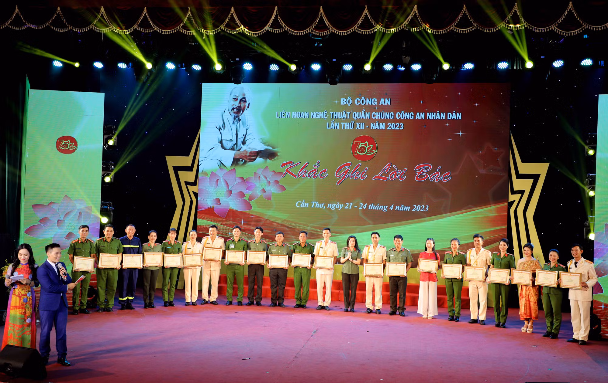 Bế mạc Liên hoan Nghệ thuật quần chúng CAND lần thứ XII - khu vực III -0