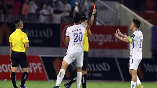 Nguyễn Văn Quyết bị phạt nặng: Thêm một vết gợn của V-League
