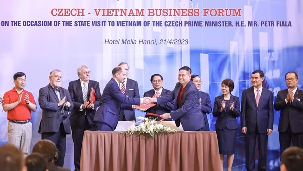Vietjet ký thỏa thuận hợp tác cùng trường bay F Air