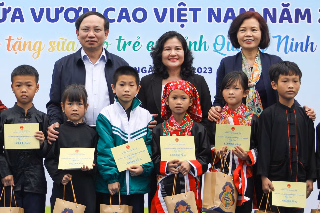Năm 2023 sẽ có 17.000 trẻ em được Vinamilk hỗ trợ uống sữa miễn phí -0