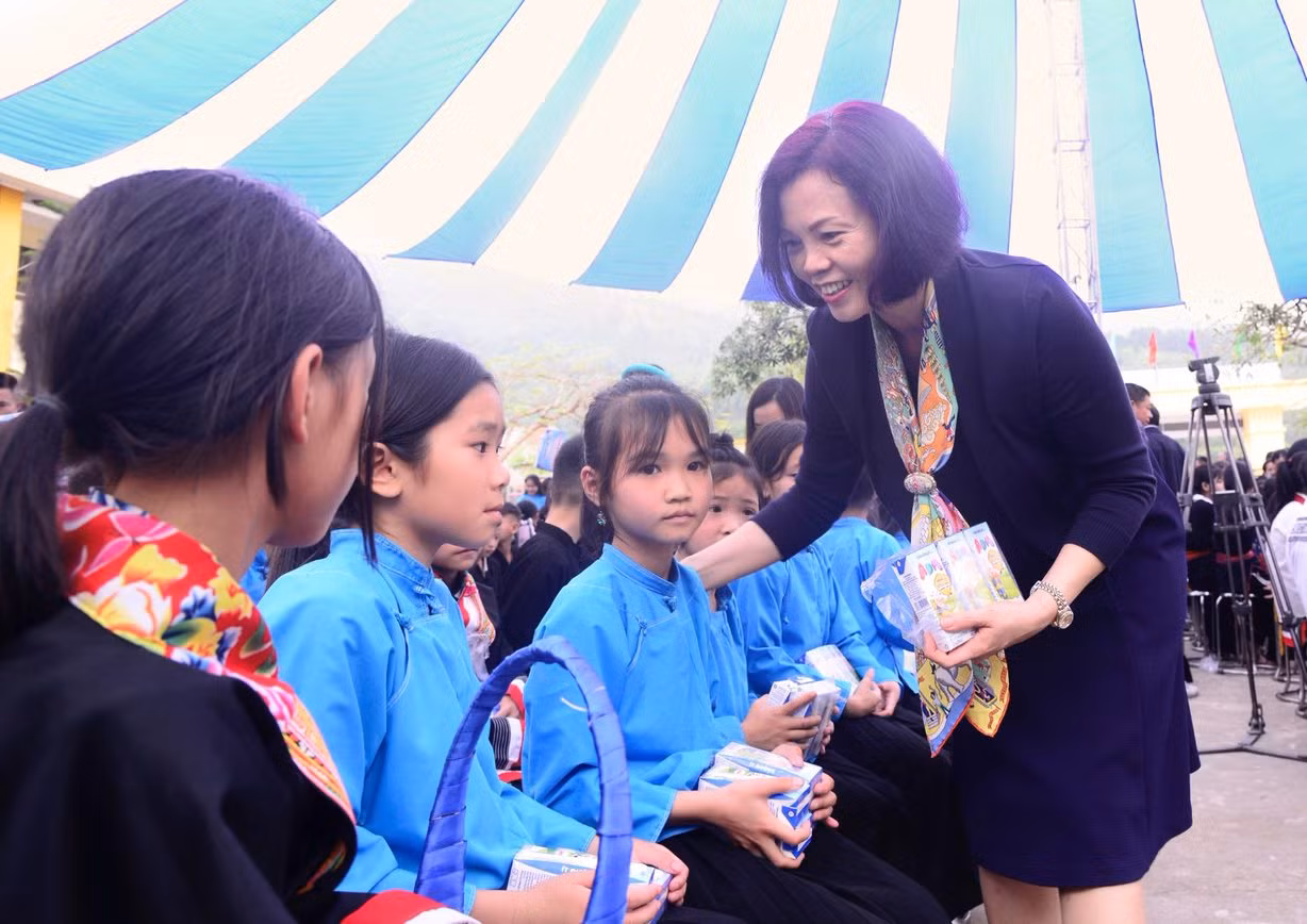 Năm 2023 sẽ có 17.000 trẻ em được Vinamilk hỗ trợ uống sữa miễn phí -0