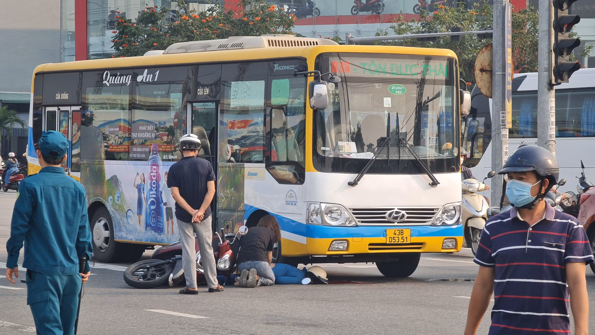 Xe máy va chạm với xe buýt chạy cùng chiều khiến một nạn nhân tử vong -0
