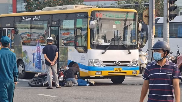 Xe buýt va chạm với xe máy chạy cùng chiều, một phụ nữ tử vong