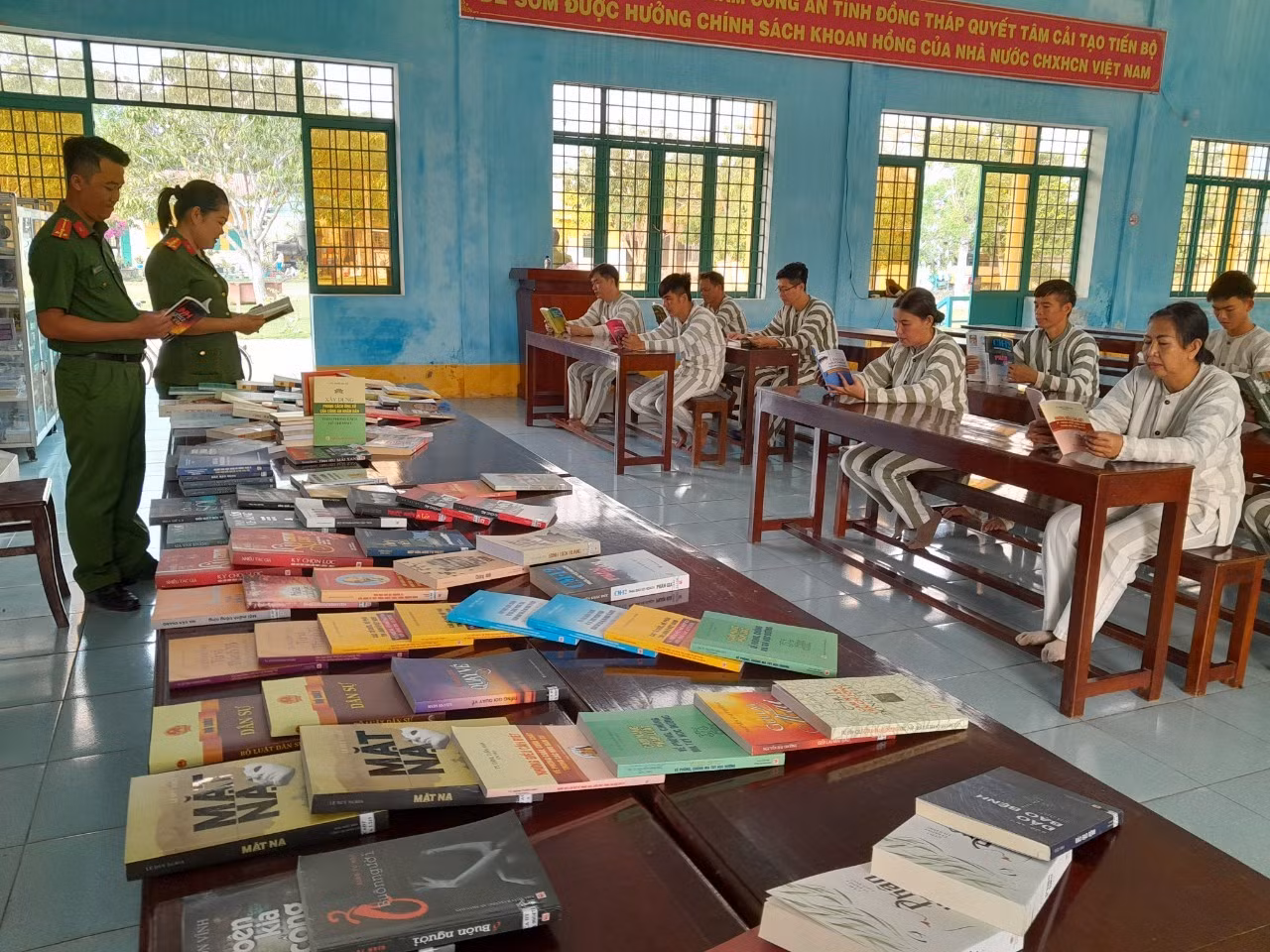 can bo cung pham nhan doc sach.jpg -0