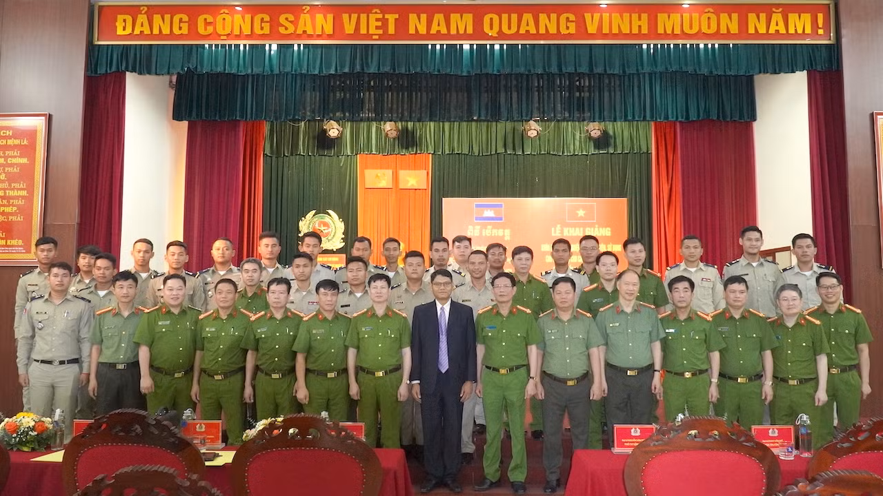 Nâng cao nghiệp vụ công tác huấn luyện, sử dụng chó nghiệp vụ cho học viên Campuchia -0