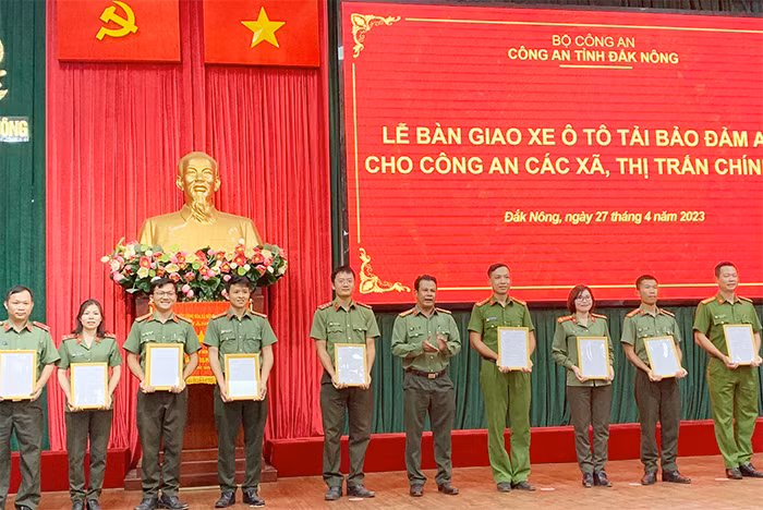 Công an Đắk Nông tiếp tục bàn giao xe ô tô tải chuyên dụng cho Công an 10 xã, thị trấn -0