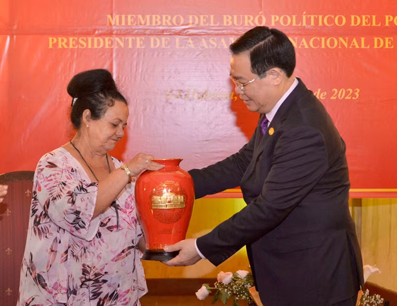 Chủ tịch Quốc hội Vương Đình Huệ gặp Viện Cuba hữu nghị với các dân tộc -0