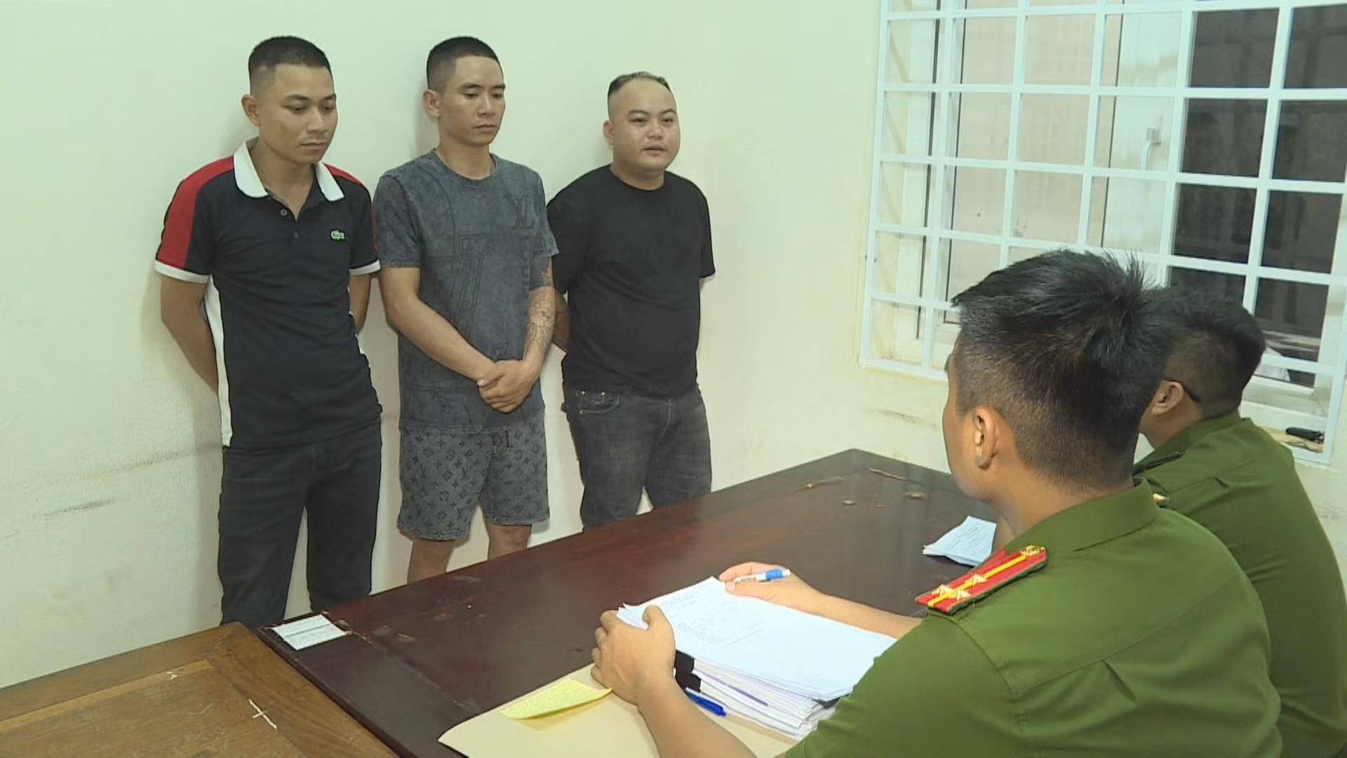 Bắt nhóm cho vay lãi nặng 600%/năm -0