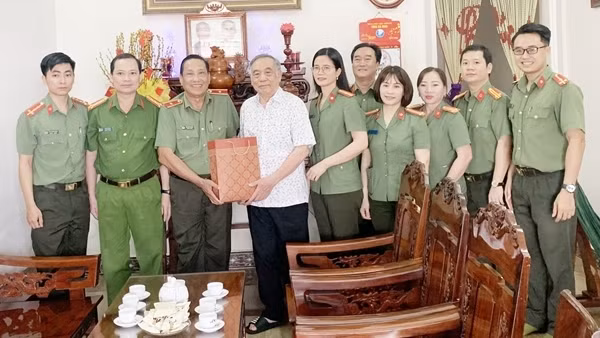 Cục Tổ chức cán bộ về nguồn sinh hoạt chính trị tại Cà Mau
