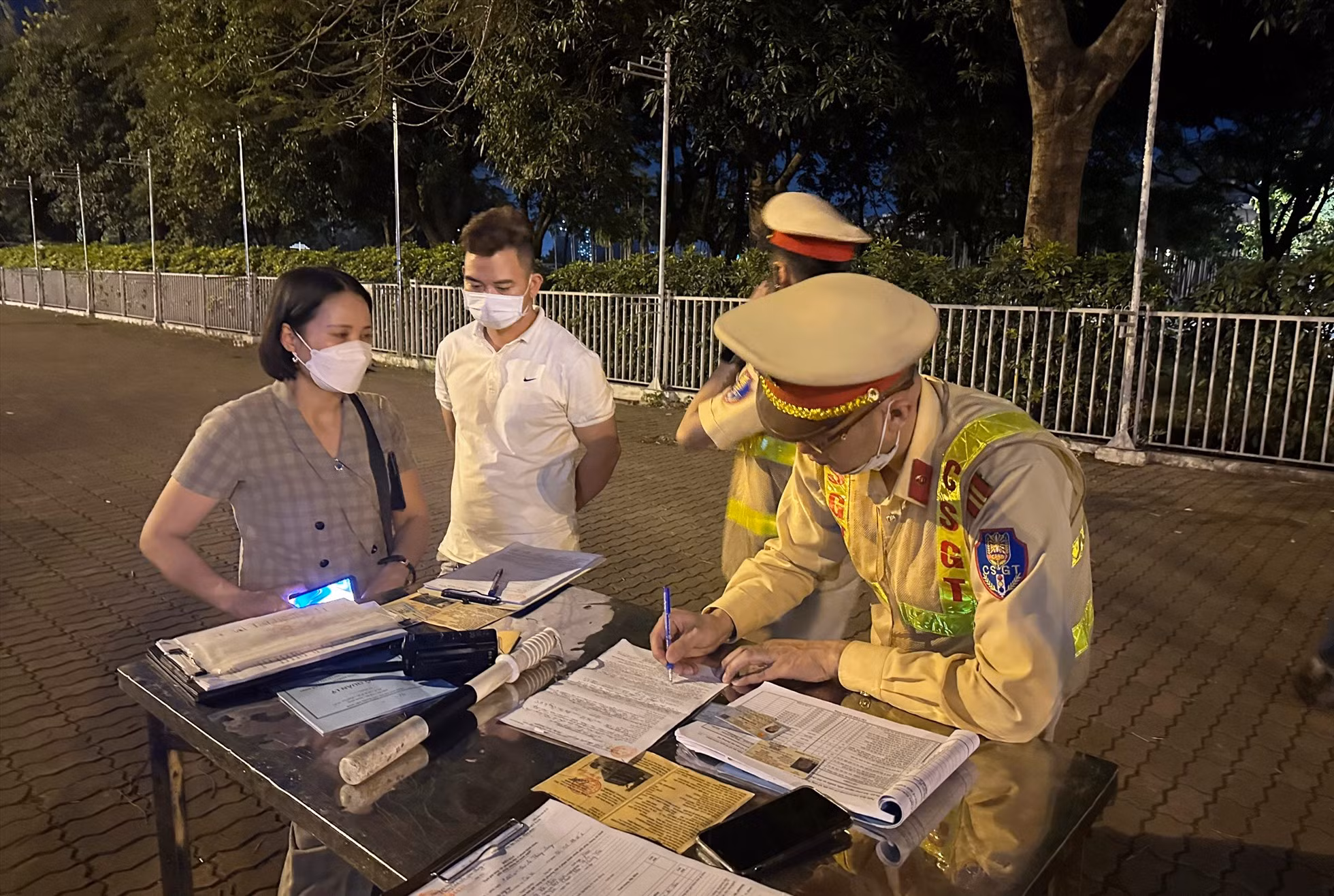 Chưa kịp rời Hà Nội, cả loạt xe đường dài nhồi nhét khách bị xử lý -0