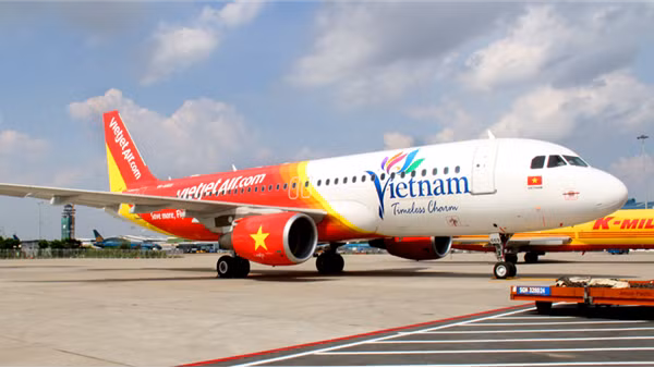 Máy bay Vietjet sơn biểu tượng du lịch ấn tượng đáp xuống sân bay Tân Sơn Nhất