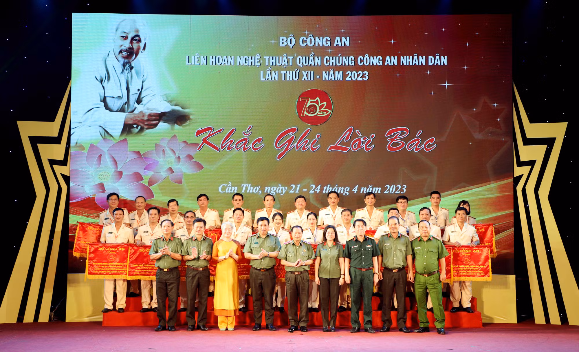 Bế mạc Liên hoan Nghệ thuật quần chúng CAND lần thứ XII - khu vực III -0