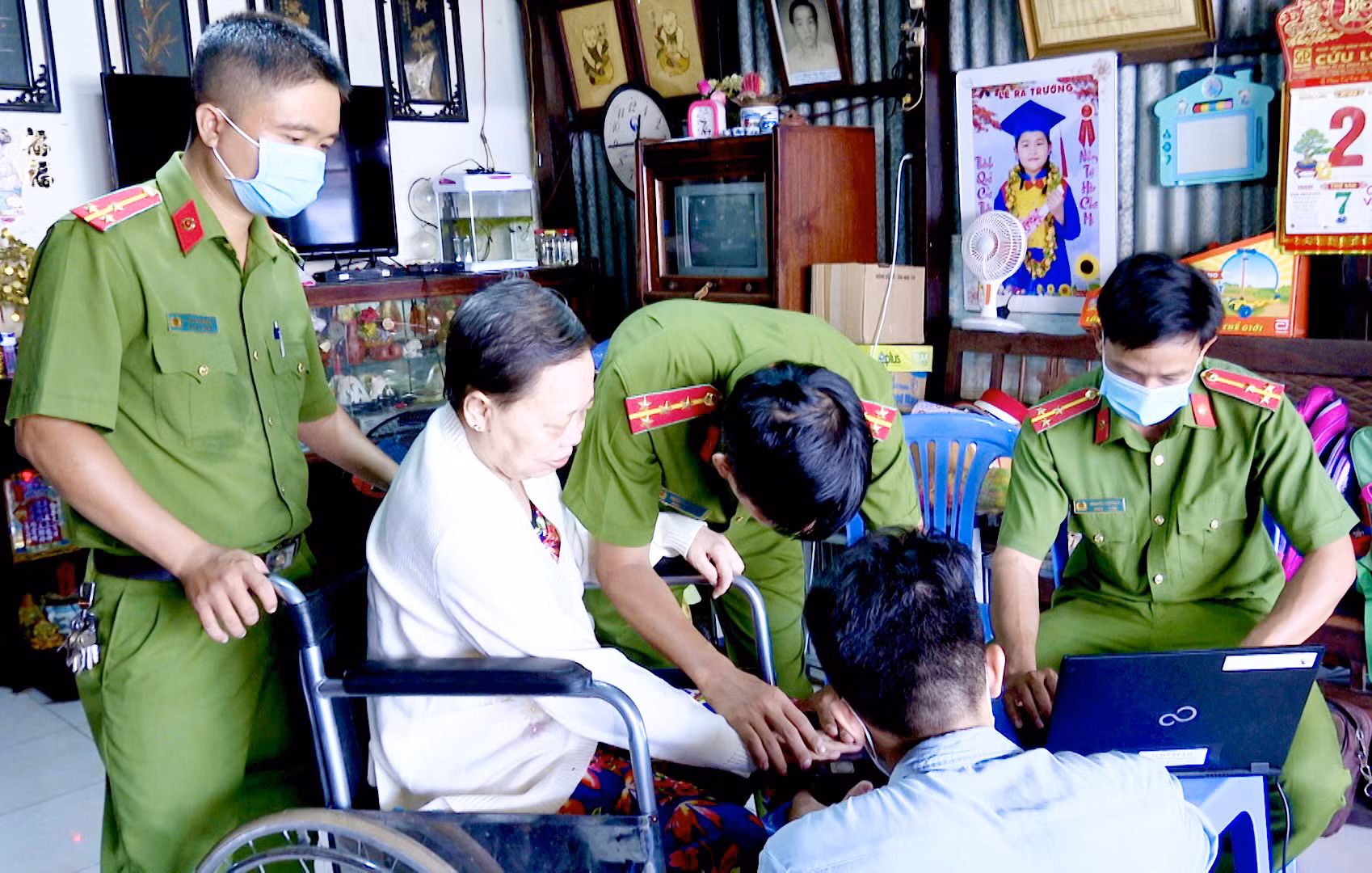 Công an tỉnh Bạc Liêu cấp CCCD, định danh điện tử xuyên những ngày lễ -0
