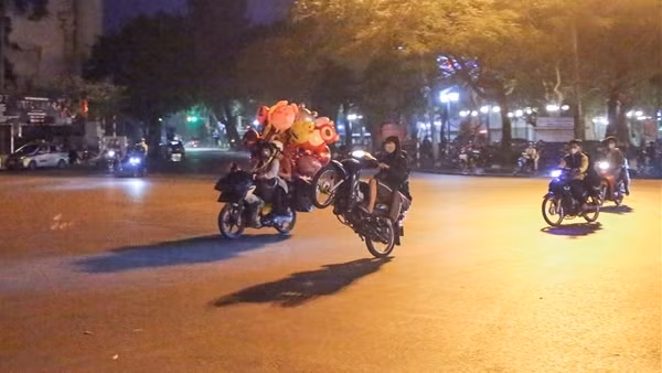 Tái diễn cảnh “yêng hùng” đầu trần, nẹt pô gầm rú quanh Hồ Gươm, Nhà hát Lớn