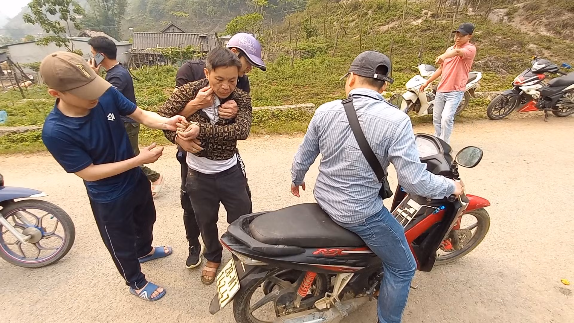 Bắt giữ đối tượng tàng trữ trái phép chất ma túy -0