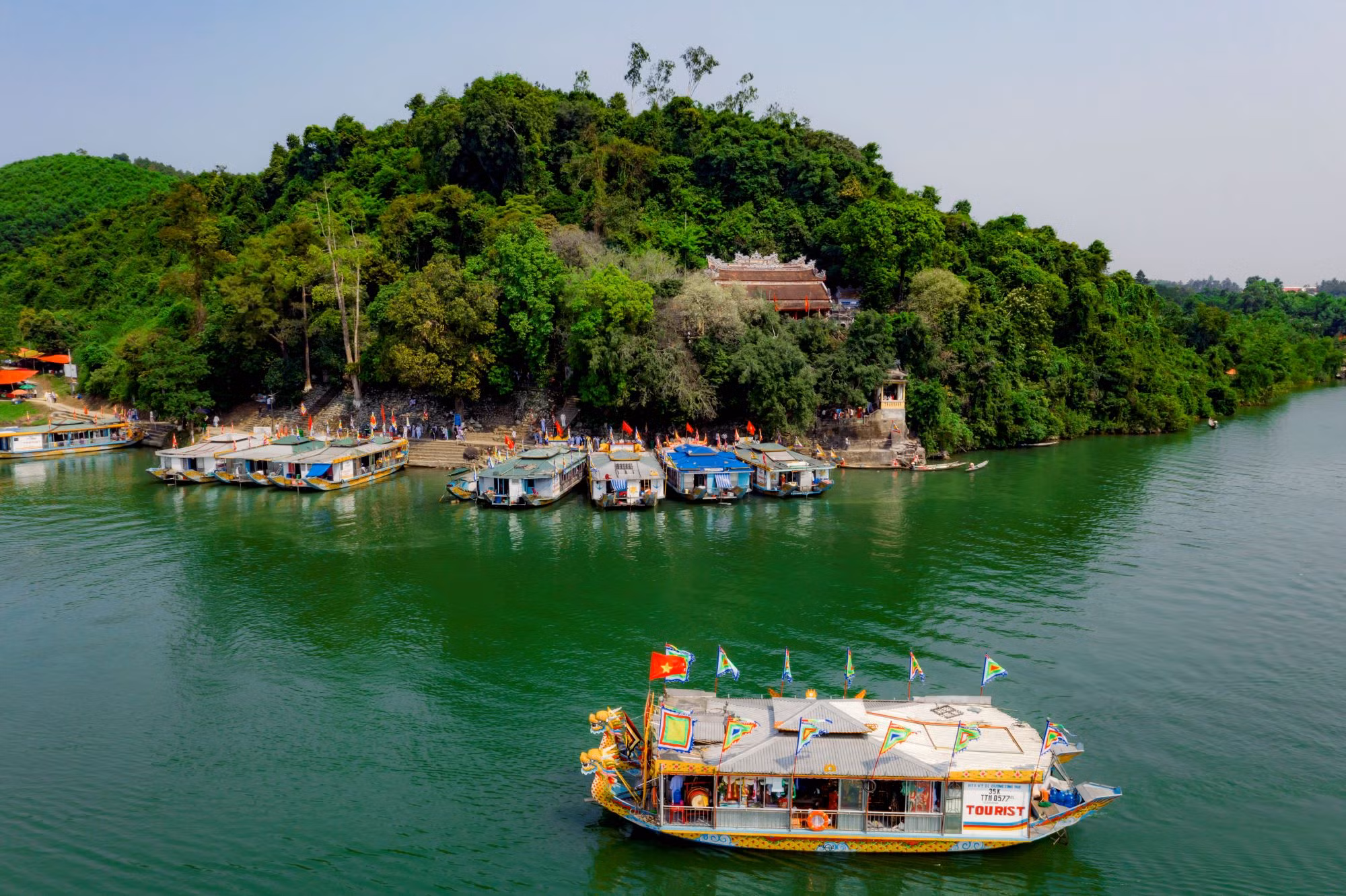 Lễ hội Điện Huệ Nam ở Thừa Thiên-Huế thu hút đông đảo du khách -1