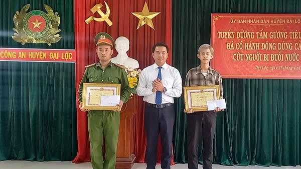 Khen thưởng tấm gương dũng cảm cứu người đuối nước trên sông Vu Gia