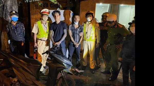 Chạy xe không biển số mang theo ma tuý