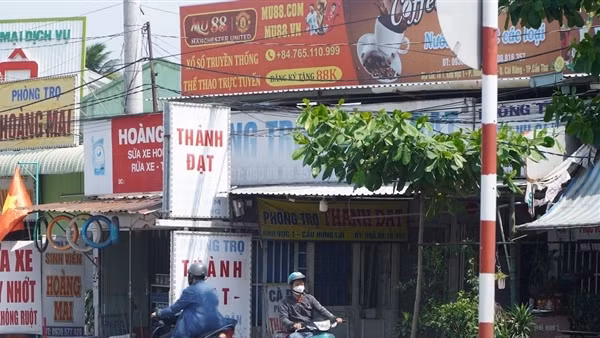 Tràn lan bảng quảng cáo website cá cược trên các tuyến đường ở Cần Thơ