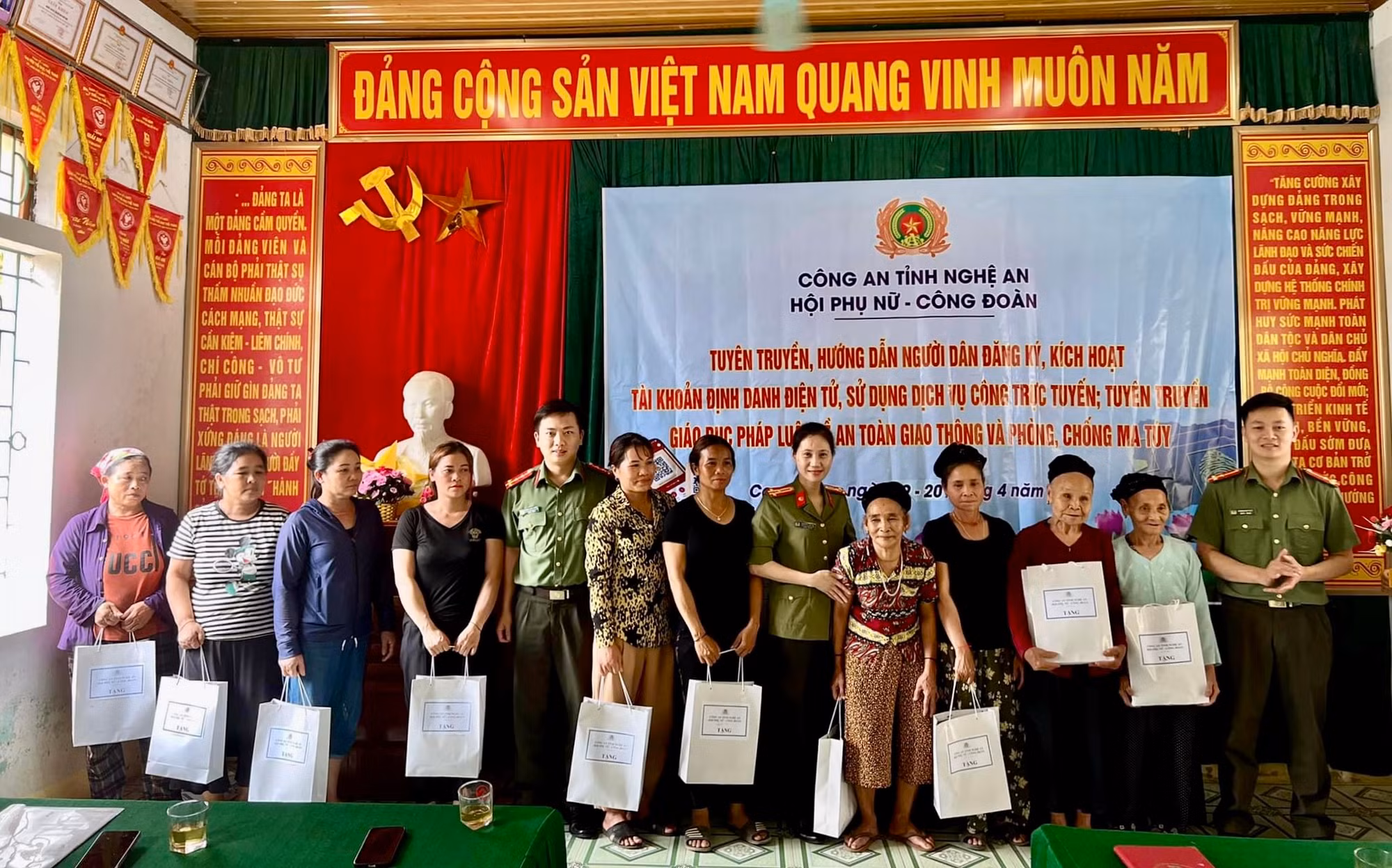Công an tỉnh Nghệ An tuyên truyền, hướng dẫn người dân vùng cao sử dụng dịch vụ công trực tuyến -0