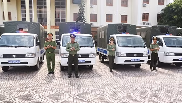 Công an Đắk Nông bàn giao ô tô tải chuyên dụng cho Công an 10 xã, thị trấn