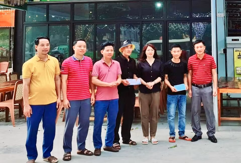 2 ngư dân cứu 4 du khách thoát khỏi “tử thần” -0