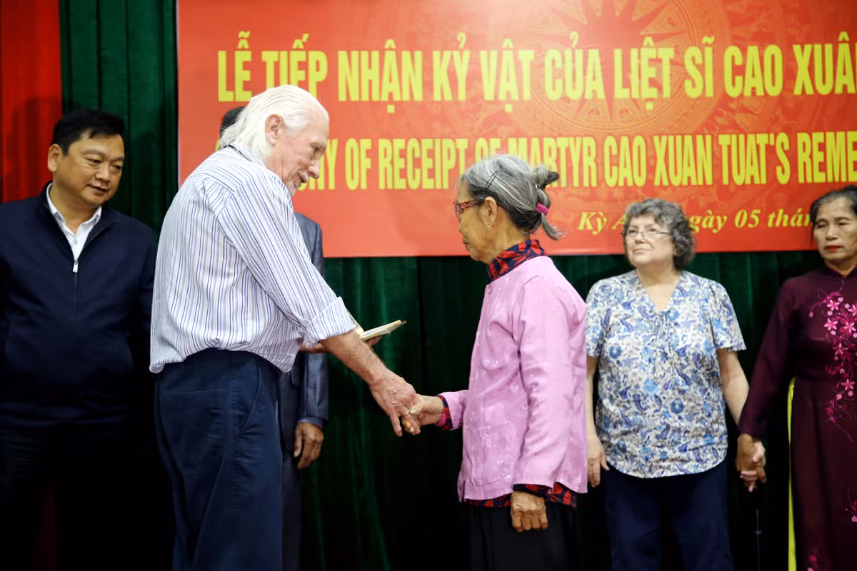 Vượt 13.000 km trao trả cuốn nhật ký cho gia đình liệt sĩ