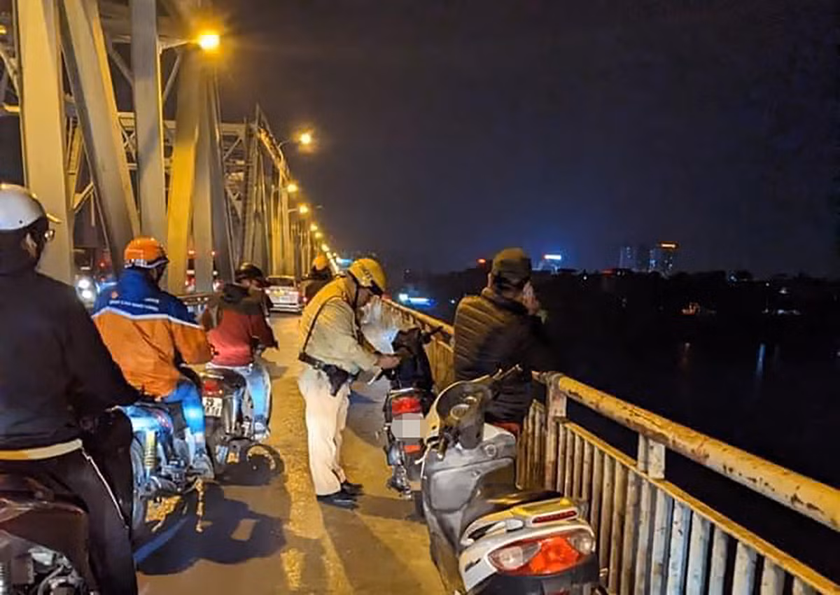 Nam thanh niên nhảy cầu Chương Dương tự tử -0