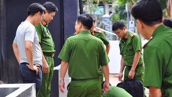 Người đàn ông tử vong với nhiều vết thương bên cạnh chiếc mỏ lết