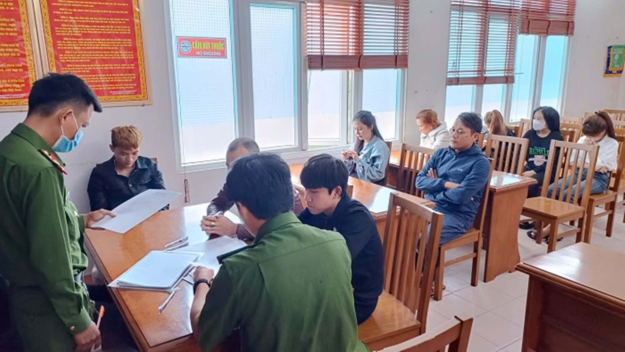 Triệt phá đường dây ghi bán số đề, lộ ra đối tượng tổ chức sử dụng ma túy -0