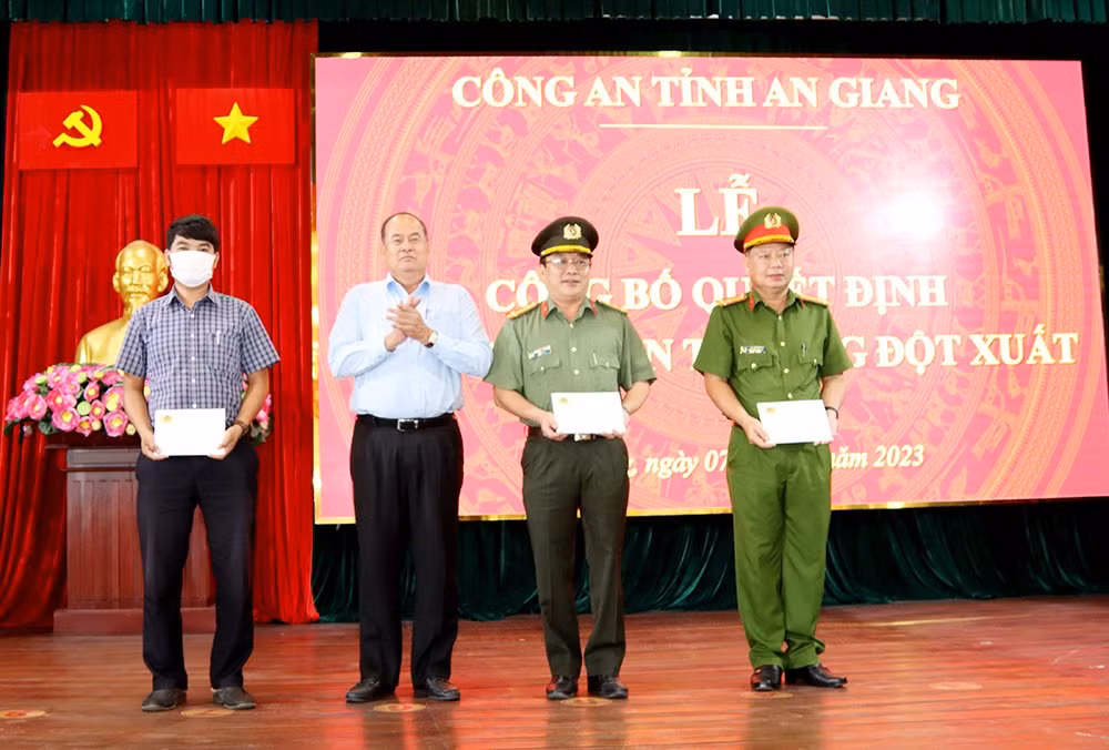 Khen thưởng tập thể, cá nhân có thành tích xuất sắc trong khám phá nhanh vụ vận chuyển trái phép 18,6 kg ma túy từ Campuchia vào Việt Nam -0