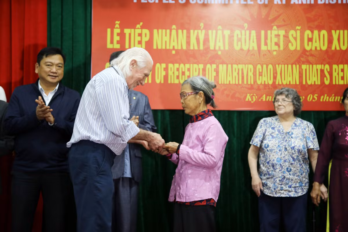 Khoảnh khắc xúc động nhận lại cuốn nhật ký của liệt sĩ do cựu binh Mỹ trao trả -0