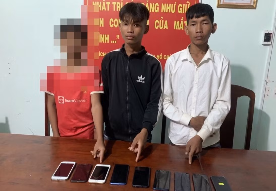 093 các đối tượng tại cơ quan công an.jpg -0