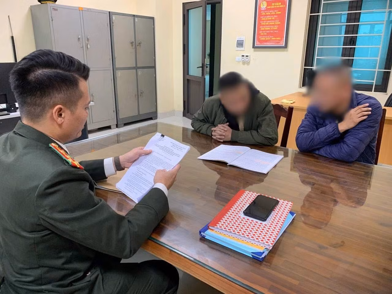 Xử phạt 3 đối tượng lập nhóm báo chốt giao thông -0