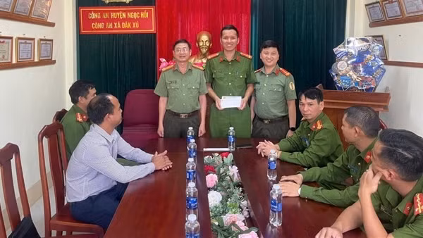 Công an Cửa khẩu Tân Sơn Nhất tặng quà CBCS tăng cường các xã biên giới