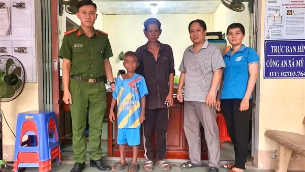 Công an xã tìm được bé trai đi lạc và bàn giao cho người thân