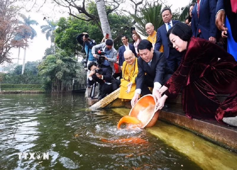 Chủ tịch nước cùng đại biểu kiều bào dâng hương tại Hoàng thành Thăng Long -0