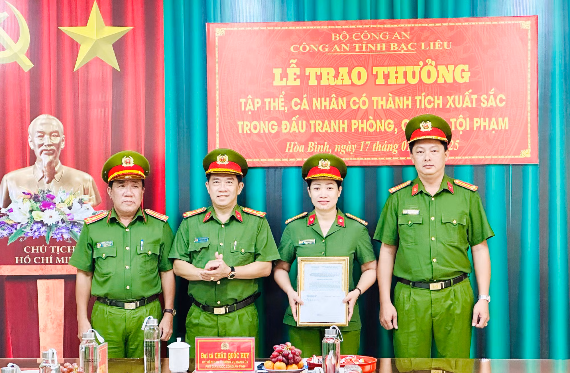 Khen thưởng các đơn vị có thành tích xuất sắc trong đấu tranh tội phạm -0