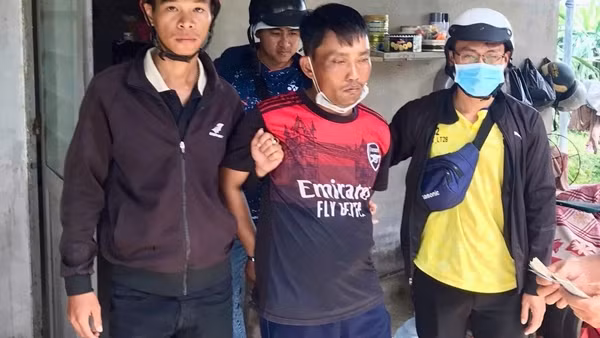 Giả khách mua hàng, trói nhân viên, lục soát cướp tài sản