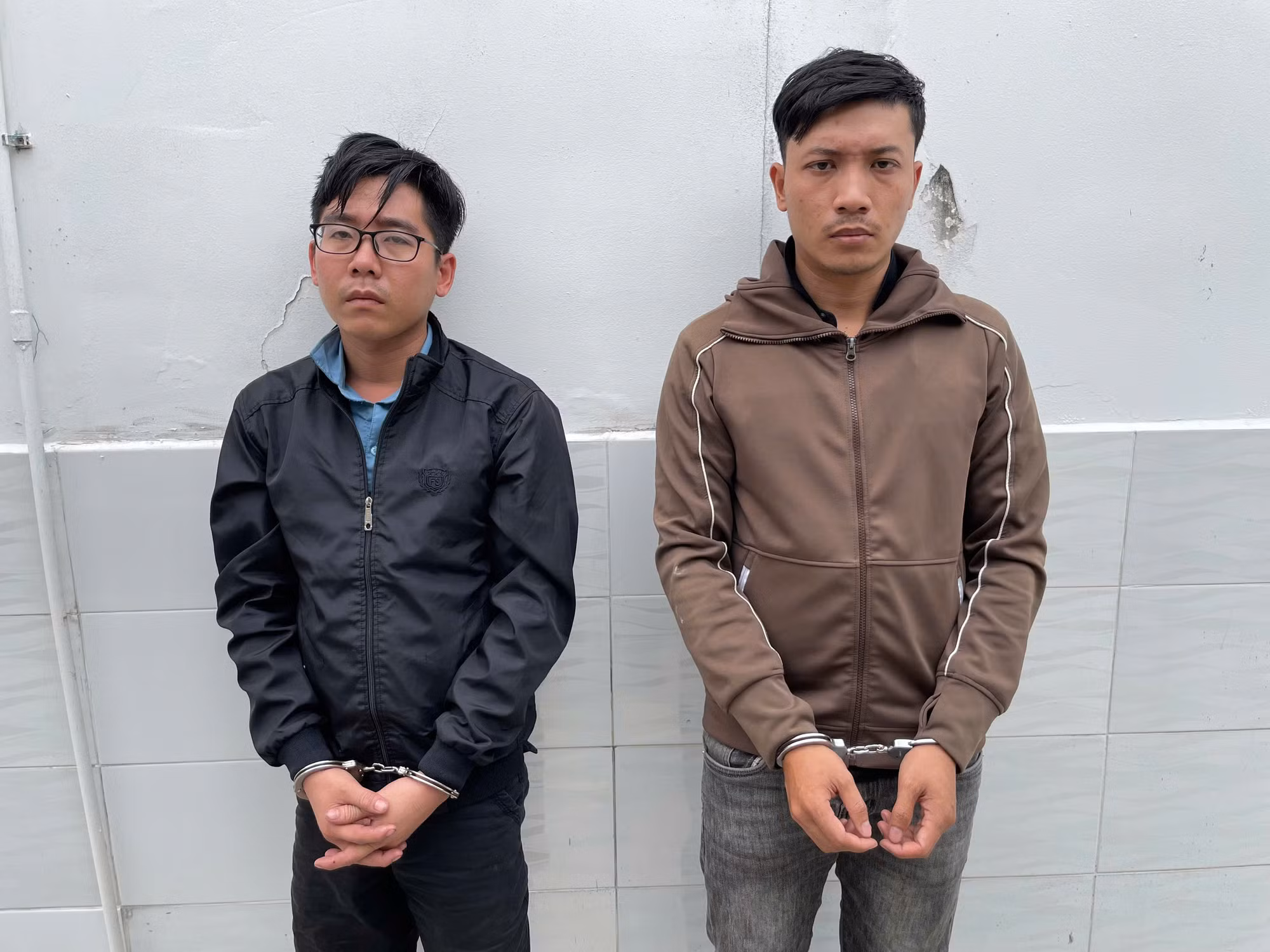 Bắt giữ 2 đối tượng buôn lậu hơn 1,2 tấn pháo nổ -0